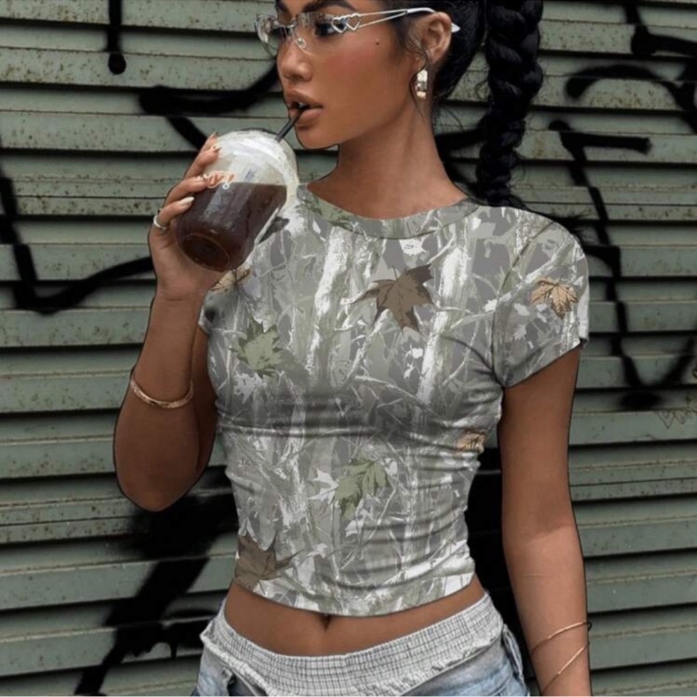 Vintage Leaves Camo Print Crop Top Tee, Round Neck Short Sleeve Tight Fit Women